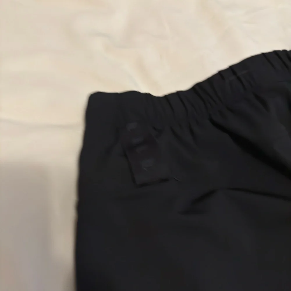 Fabletics The One Short Men’s. Size Small. 5 inch length. Black. Pre-owned - Picture 7 of 9